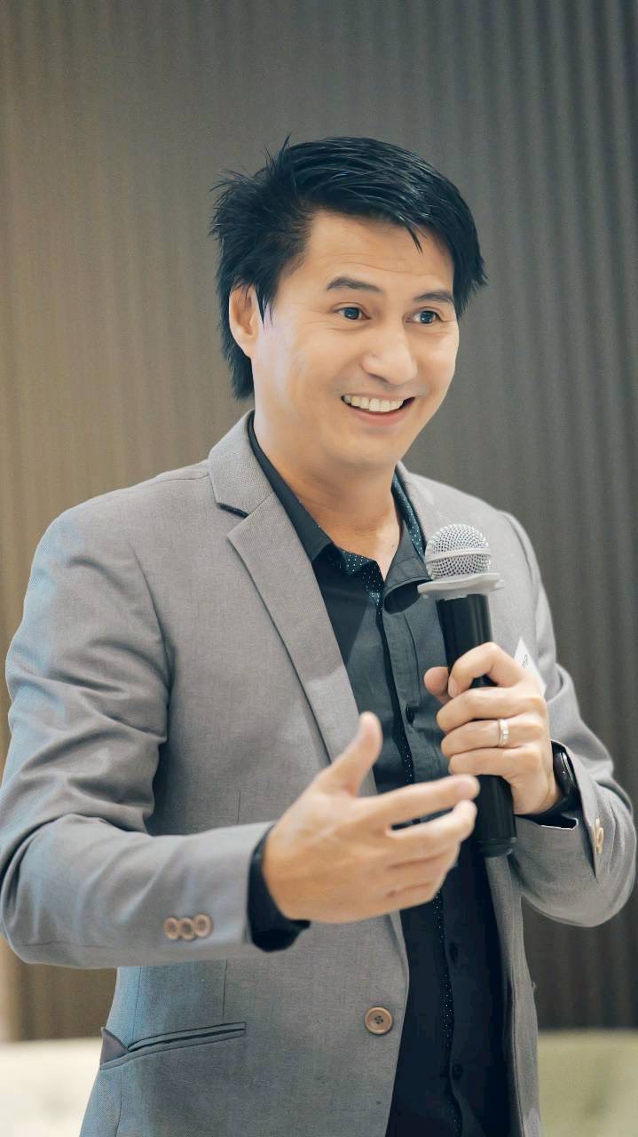 โจจัดให้ถือไมโครโฟนขณะบรรยาย
